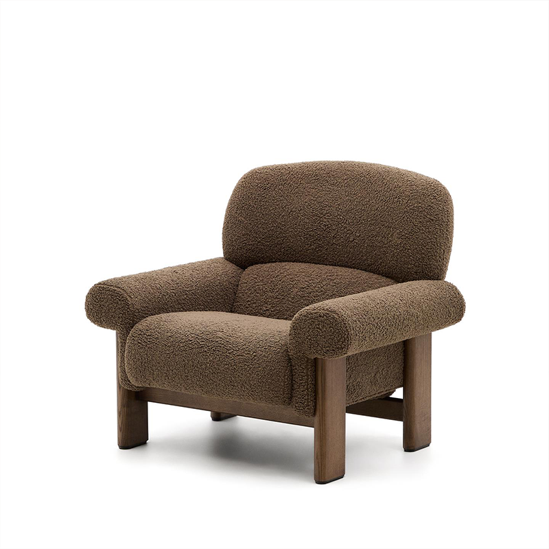 Butaca Nemo de borreguito topo y patas de madera maciza de fresno acabado nogal FSC 100%
